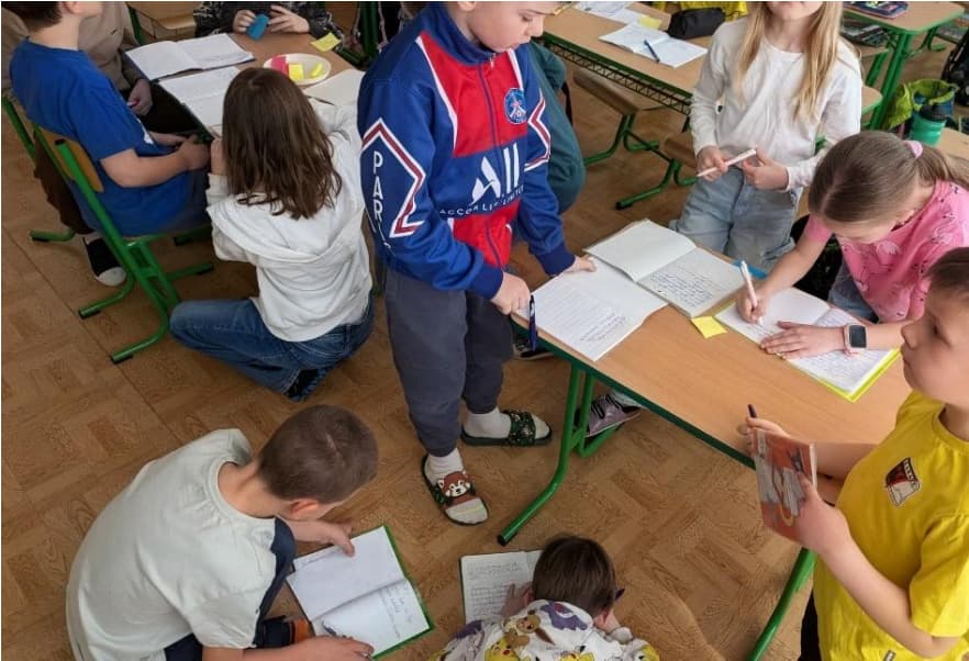 Rozprávková dedinka spieva – deti pri tvorivom stanovišti, Centrum Rozkvit