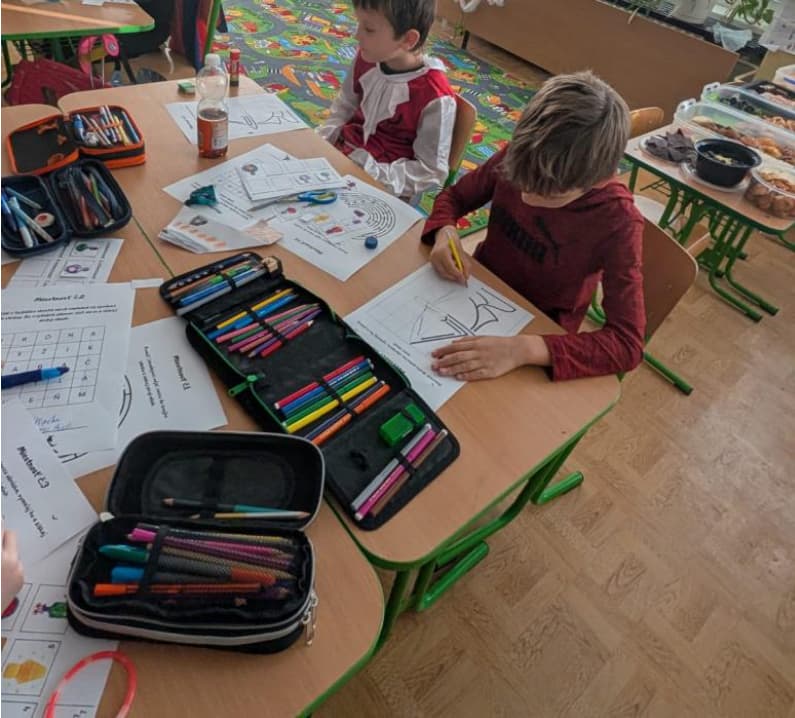 Úniková hra Temná veža – deti riešia úlohy v tíme